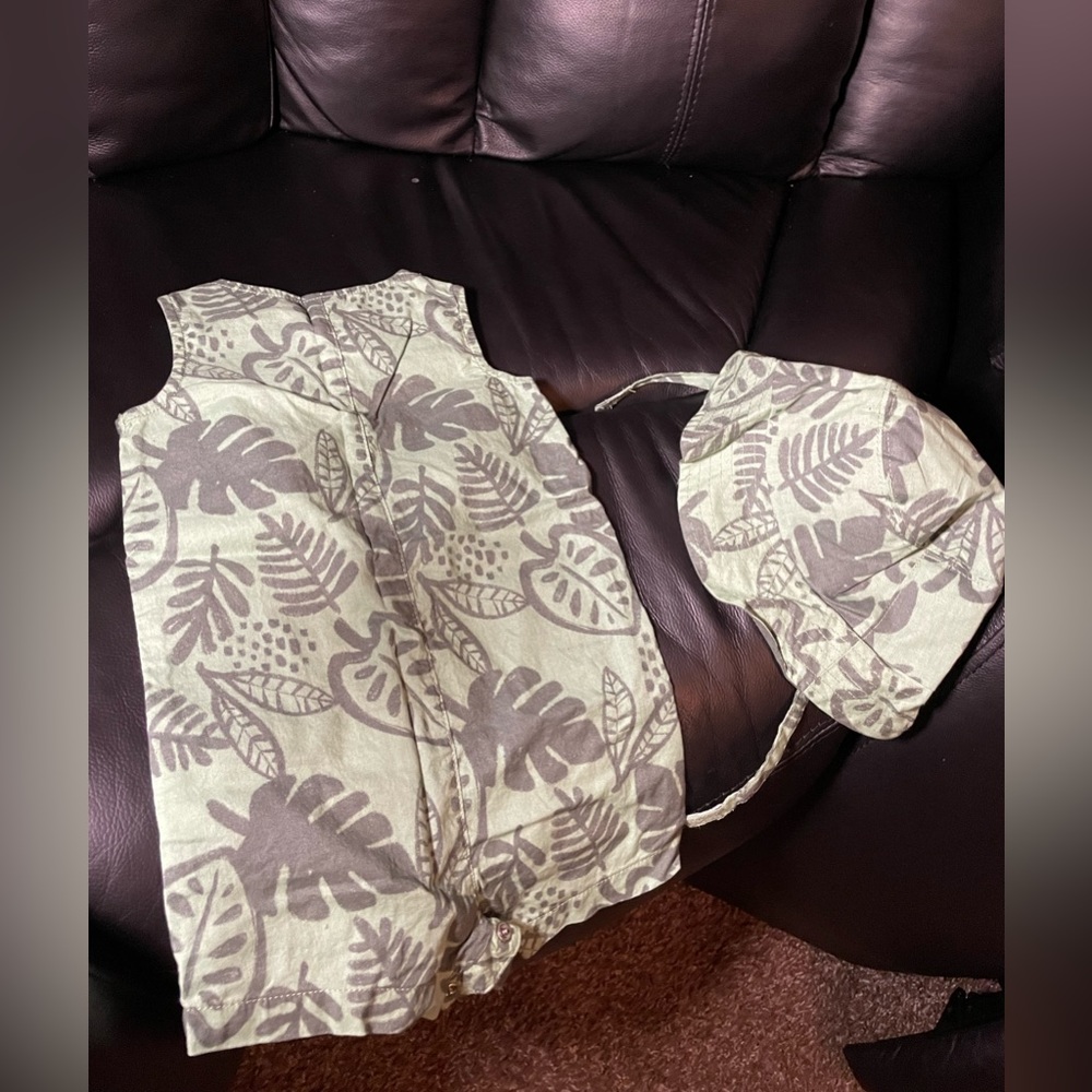 Carter’s Infant Safari all in One Romper bodysuit with Matching Bucket Hat